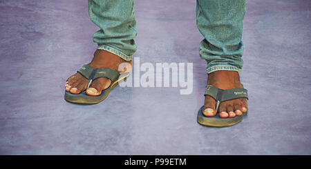 Close up Man in Black pantofole piedi permanente al piano Foto Stock