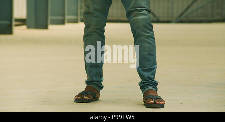 Close up Man in Black pantofole piedi in piedi Foto Stock