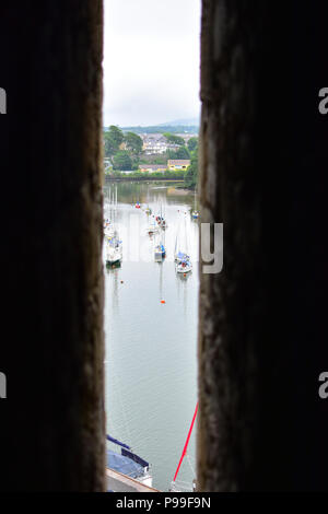 Arrowslit in Caernarfon Castle, Galles del Nord Regno Unito Foto Stock