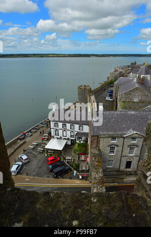 Vista da Caernarfon Castle del pub di Anglesey, Galles del Nord Regno Unito Foto Stock
