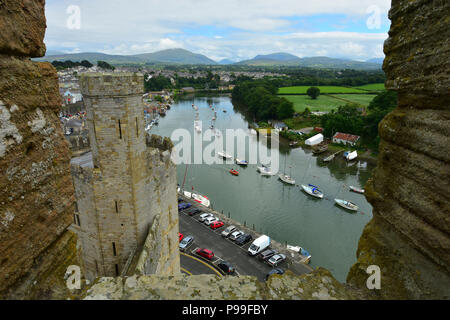 Vista del Porto a Caernarfon Castle, Galles del Nord Regno Unito Foto Stock