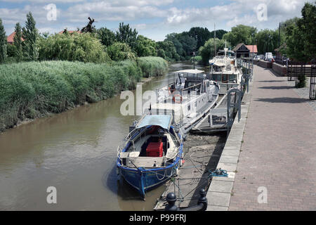 barche ormeggiate nel fiume great stour al molo sandwich kent inghilterra uk Foto Stock