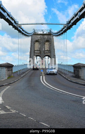 Estremità sud dell'Menai Bridge spanning il Menai Strait, Wales, Regno Unito, Europa Foto Stock