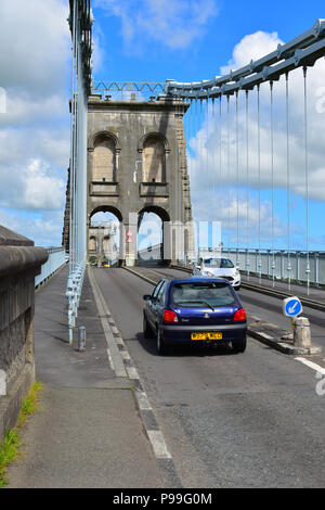 Estremità sud dell'Menai Bridge spanning il Menai Strait, Wales, Regno Unito, Europa Foto Stock