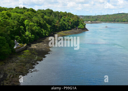 Vista dal lato sud del Menai Bridge spanning il Menai Strait, Wales, Regno Unito, Europa Foto Stock