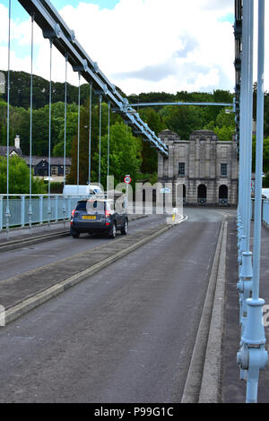 Estremità sud dell'Menai Bridge spanning il Menai Strait, Wales, Regno Unito, Europa Foto Stock