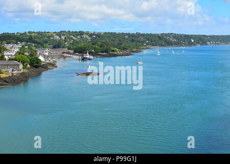 Vista dal lato sud del Menai Bridge spanning il Menai Strait, Wales, Regno Unito, Europa Foto Stock