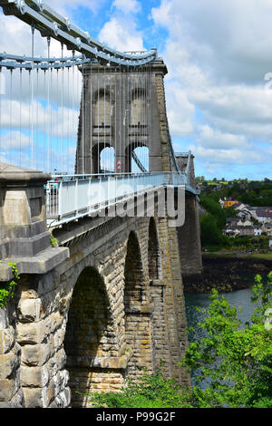 Estremità sud dell'Menai Bridge spanning il Menai Strait, Wales, Regno Unito, Europa Foto Stock