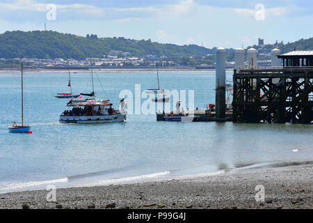 Colonne sul pontone galleggiante e la fase di atterraggio a Beaumaris Pier North Wales UK Foto Stock