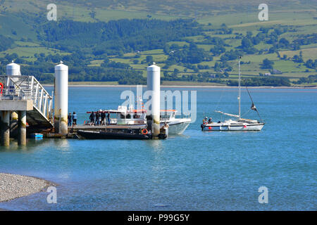 Colonne sul pontone galleggiante e la fase di atterraggio a Beaumaris Pier North Wales UK Foto Stock