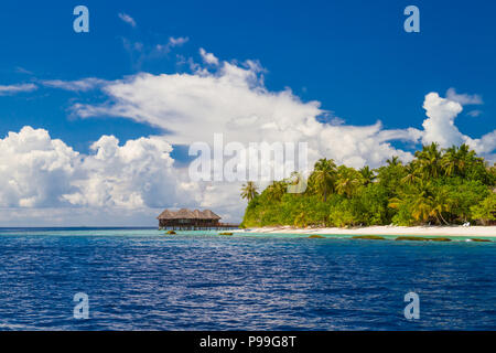 Fantastic tropical beach. Blue sea and luxury water bungalow with palm tree and white sand. Inspirational beach landscape Foto Stock