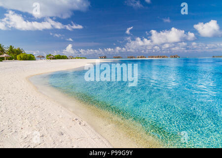 Perfetto paesaggio tropicale, sabbia soffice spiaggia blu e con vista sul mare Foto Stock