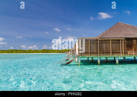 Luxury over water bungalow e ville vista laterale con bel mare blu e la laguna Foto Stock