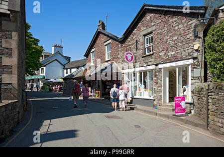 Gente turisti visitatori a piedi intorno al villaggio in estate Grasmere Cumbria Inghilterra Regno Unito GB Gran Bretagna Foto Stock