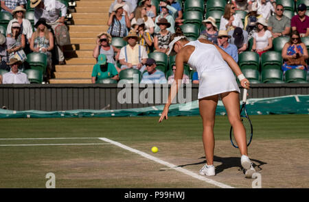 Victoria Azarenka che serve durante il doppio misto finale sul Centre Court, Wimbledon. Il suo partner è stata quella di Jamie Murray. Essi erano corridori. Foto Stock