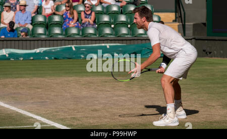 Jamie Murray in attesa di tornare servire durante il doppio misto finale sul Centre Court, Wimbledon, collaborando con Victoria Azarenka. Foto Stock