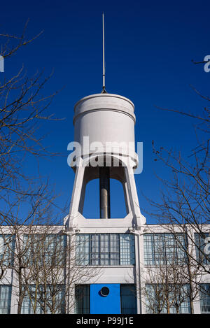 Dettaglio del egli Matchworks tower, un ex fabbrica di confronto su Speke Road, Garston, Liverpool, in Inghilterra. La fabbrica è stata progettata da Mewès e Davis in conju Foto Stock