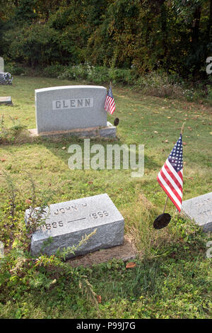 La tomba di astronauta John Glenn (primo astronauta americano in orbita della Terra), padre a New Concord cimitero, Ohio. Foto Stock