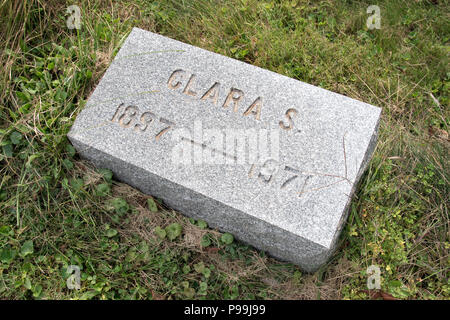 La tomba di astronauta John Glenn (il primo astronauta americano in orbita della Terra), Madre Clara, a New Concord cimitero, Ohio. Foto Stock