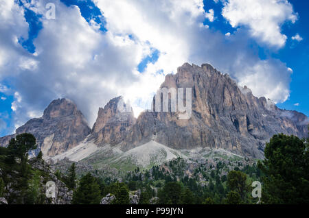 Sassolungo Sassopiatto Sassolungo Dolomiti, Italia. Picchi di montagna sotto moody cielo nuvoloso Dolomiti Alto Adige - Alto Adige Foto Stock