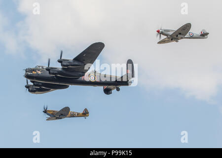 Avro Lancaster, Hawker Hurricane e il Supermarine Spitfire del BBMF presso il Royal International Air Tattoo a RAF Fairford, Inghilterra. Foto Stock