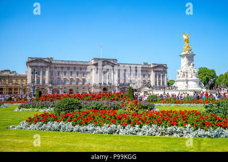 La facciata principale del Palazzo di Buckingham Foto Stock