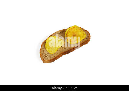 Pane con patate fritte. Piccole casette di legno morsa. Isolato su sfondo bianco. Foto Stock