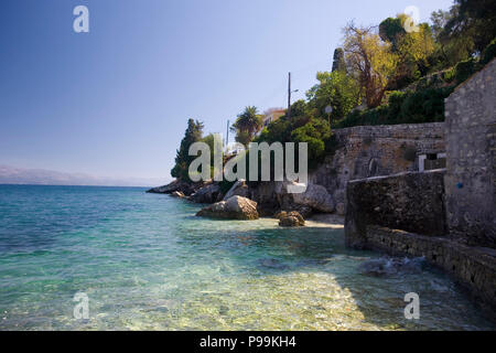 Il grazioso e piccolo villaggio Harbourside di Loggos, Paxos, Grecia Foto Stock