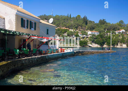 Il grazioso e piccolo villaggio Harbourside di Loggos, Paxos, Grecia Foto Stock