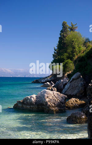 La linea di costa presso il grazioso e piccolo villaggio Harbourside di Loggos, Paxos, Grecia Foto Stock