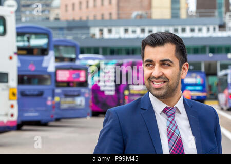 Humza Yousaf presso la stazione degli autobus di Buchanan Street Foto Stock