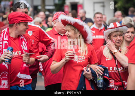 Wembley, Londra, Regno Unito. Il 29 maggio 2016. Barnsley e Millwall tifosi arrivano al Wembley Stadium di buon umore per il campionato una play-off finale. Nella foto: Foto Stock