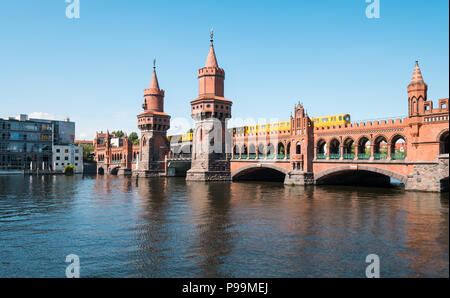 Berlino, Germania - Luglio 2018: metropolitana treno attraversando il ponte Oberbaum (Oberbaumbrücke) a Berlino Germania Foto Stock