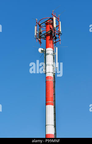 Telefono cellulare montante, la torre delle comunicazioni Foto Stock