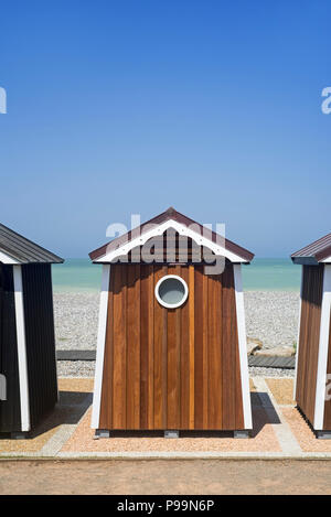 Cabine da spiaggia in località balneare Sainte-Marguerite-sur-Mer lungo la costa del Mare del Nord, Seine-Maritime, Haute-Normandie, Côte d'Albâtre, Normandia, Francia Foto Stock