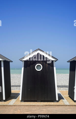 Cabine da spiaggia in località balneare Sainte-Marguerite-sur-Mer lungo la costa del Mare del Nord, Seine-Maritime, Haute-Normandie, Côte d'Albâtre, Normandia, Francia Foto Stock