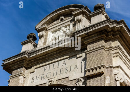 Porta Pinciana, Giardini Villa Borghese. Parco pubblico. Testo di Villa Burghesia. Roma, Italia, Europa, Unione europea, UE. Foto Stock