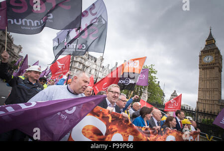 Whitehall, Londra, Regno Unito. Il 25 maggio 2016. Jeremy Corbyn acciaio unisce marcia di protesta in Westminster, Londra. GMB e altri industria siderurgica sindacati marzo in basso Foto Stock