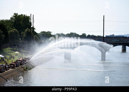 Firetrucks la spruzzatura di acqua Foto Stock