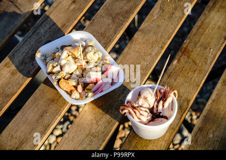 Immagine ravvicinata di due ciotole di miscela a base di frutti di mare, contiene il polpo, granchio, lumache, cozze Foto Stock