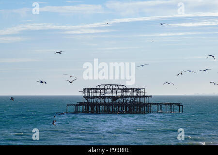 Il destoryed Molo Ovest di Brighton a Brighton, Regno Unito Foto Stock