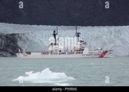 Il Guardacoste Douglas Munro vele passato Margerie ghiacciaio nel Parco Nazionale di Glacier Bay, Alaska, 15 luglio, 2018. Il Douglas Munro equipaggio assistito il Parco Nazionale di Glacier Bay il personale di servizio durante il salvataggio di quattro persone la cui kayak ribaltato in cattive acque, ma tutte e quattro le persone fatte a riva. Stati Uniti Coast Guard foto di Sottufficiali di terza classe Trenton Hirschi. Foto Stock