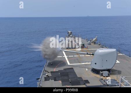 180715-N-UM082-0103 OCEANO PACIFICO (15 luglio 2018) guidato-missile destroyer USS O' Kane (DDG 77), incendi il suo marchio 45 5 pollici pistola durante un cerchio del Pacifico (RIMPAC) esercizio live-incendio, 15 luglio. Venticinque nazioni, 46 navi e cinque sommergibili, circa 200 aerei e 25.000 personale partecipano RIMPAC dal 27 giugno al 2 agosto in e intorno alle Isole Hawaii e la California del Sud. Il più grande del mondo marittimo internazionale esercitazione RIMPAC offre una singolare opportunità di formazione promuovendo e sostenendo le relazioni cooperative tra i partecipanti sono fondamentali per garantire il Foto Stock