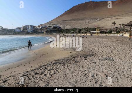 Spiaggia di Arica il Cile. Morro de Arica, Cile. Arica è una città portuale nel nord del Cile conosciuta per le sue spiagge ideali per il surf. Foto Stock