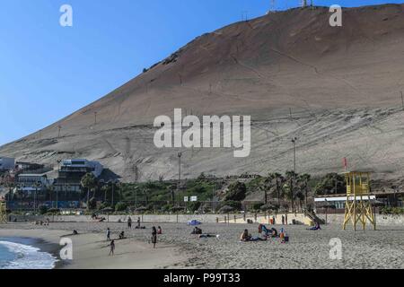 Spiaggia di Arica il Cile. Morro de Arica, Cile. Arica è una città portuale nel nord del Cile conosciuta per le sue spiagge ideali per il surf. Foto Stock