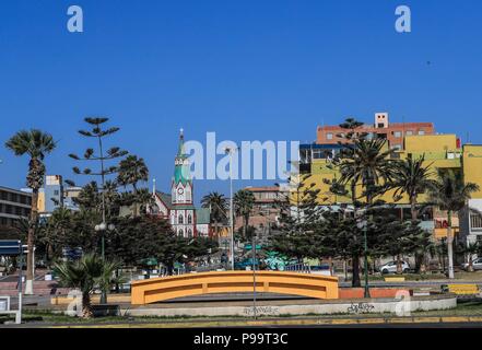 Spiaggia di Arica il Cile. Morro de Arica, Cile. Arica è una città portuale nel nord del Cile conosciuta per le sue spiagge ideali per il surf. Foto Stock