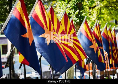 Arizona flag di stato appeso a una fila con profondità di campo Foto Stock