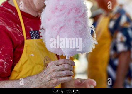 Prescott, Arizona, Stati Uniti d'America - 30 Giugno 2018: uomo vendita caramella di cotone al 4 di luglio festival in downtown Prescott Foto Stock