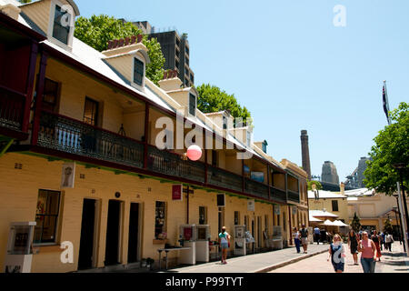 SYDNEY, Australia - 12 dicembre 2016: negozi locali su Playfair Street nel quartiere popolare di rocce Foto Stock