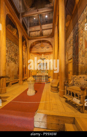 Vista longitudinale all'interno della doga Heddal chiesa. Foto scattata verso l altare. Foto Stock